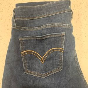535 Levi skinny jeans! 12/32